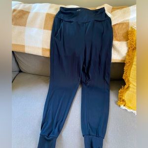 Black ribbed leggings in XS